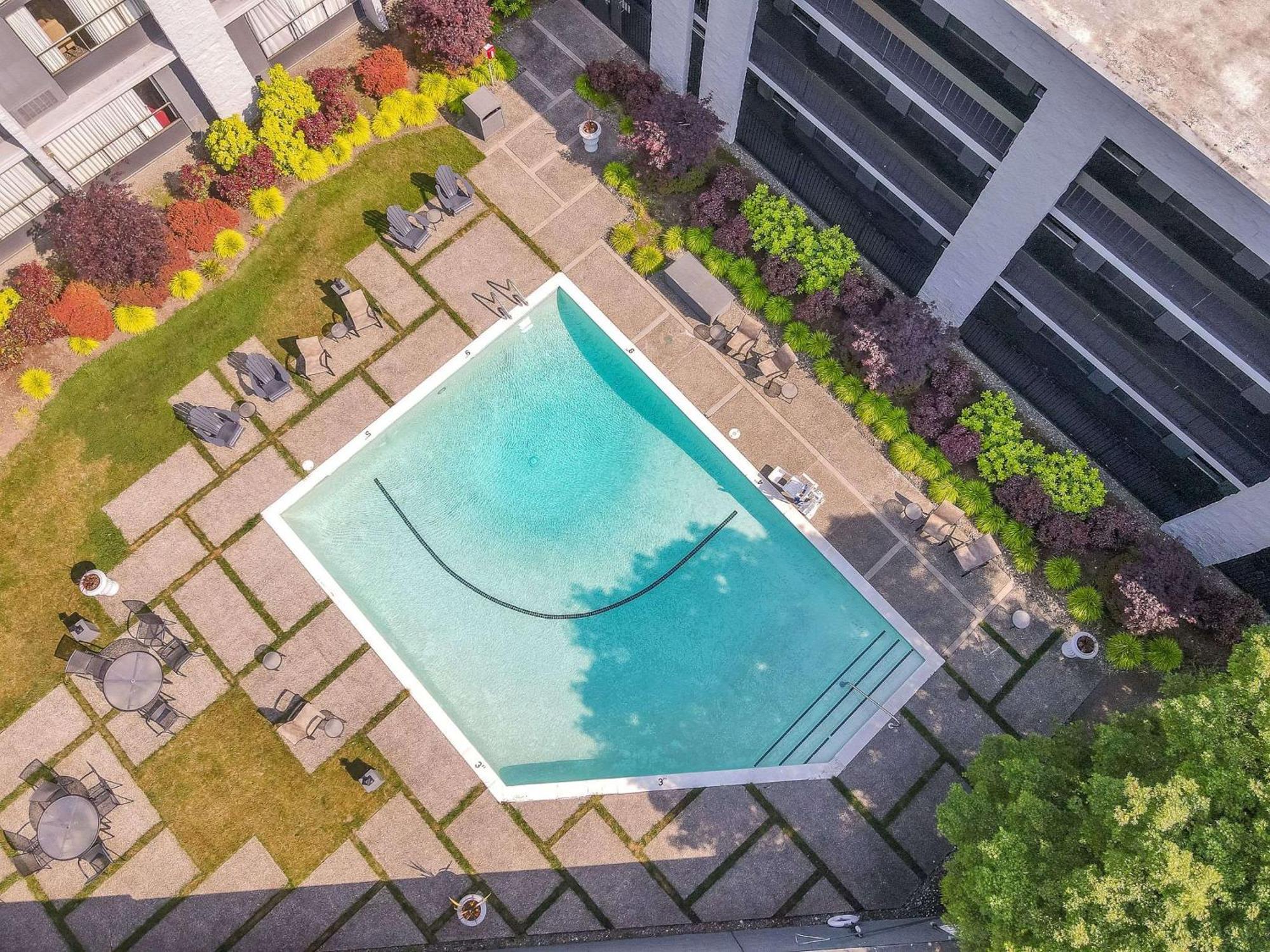Hotel 116, A Coast Hotel Белвью Экстерьер фото